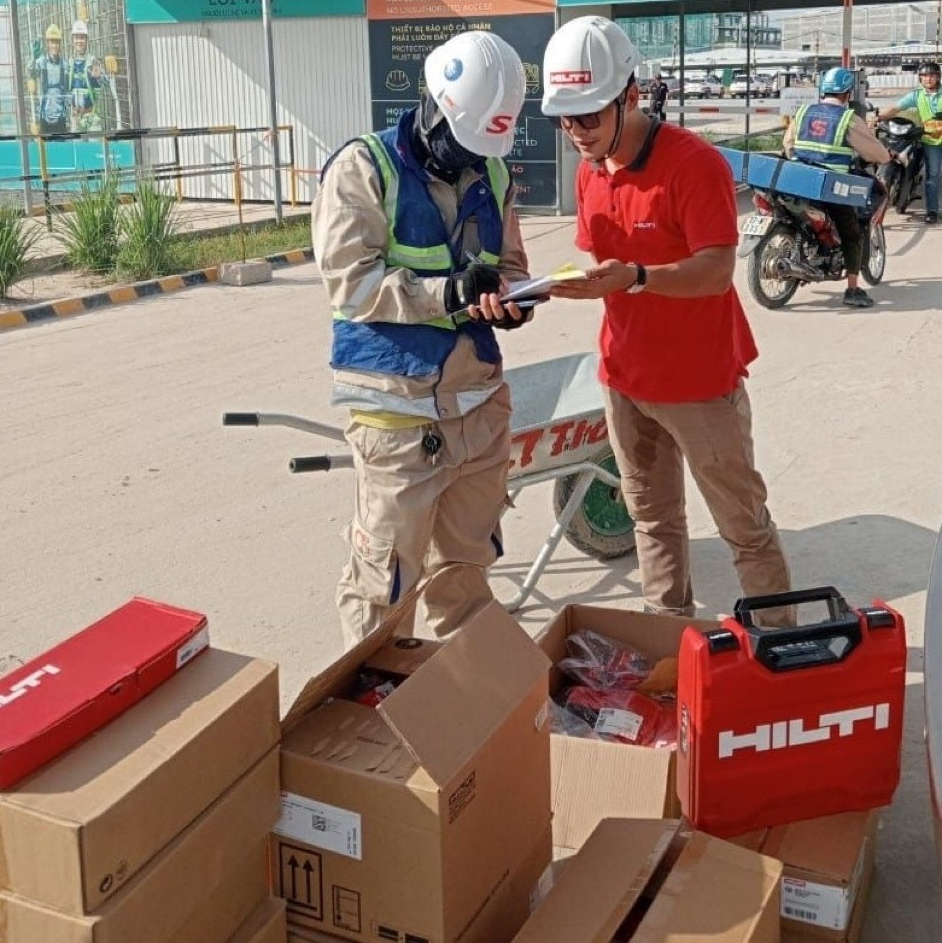 Hilti Việt Nam cung cấp giải pháp xây dựng chuyên nghiệp, hỗ trợ khách hàng tận chân công trình.