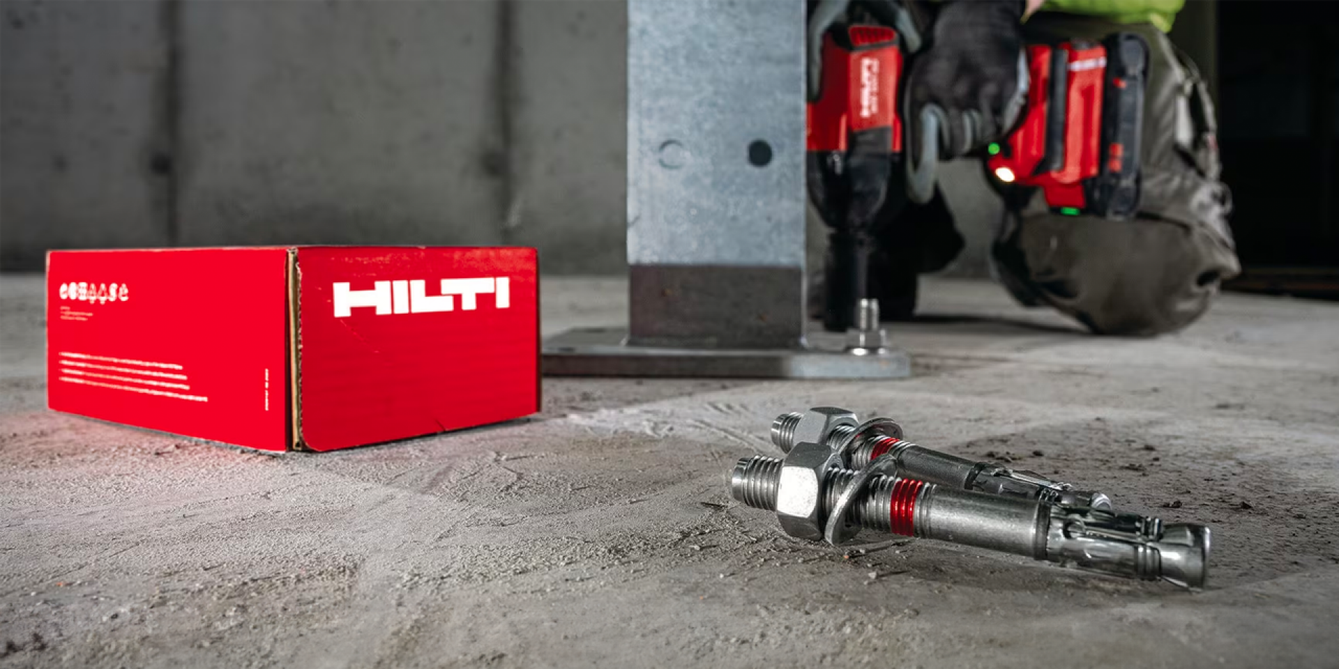 Hilti cung cấp các giải pháp neo cơ học như bu lông nở HST4-R, được thiết kế để chịu tải cao ngay cả trên nền bê tông nứt